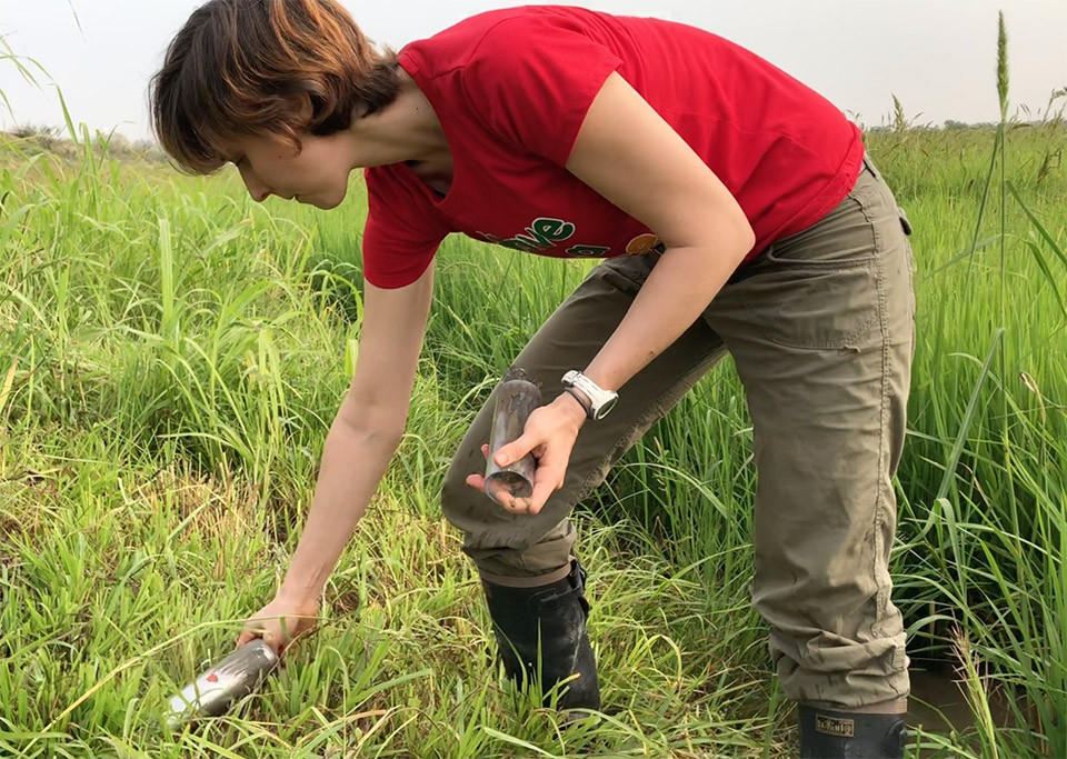 Photo of Yasmine practices collecting soil for future analysis