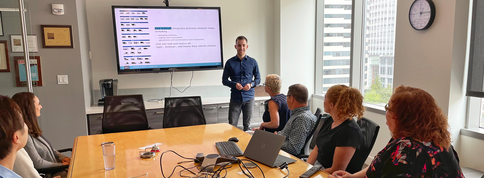 Steffen Coenen delivering a presentation in front of a group of people