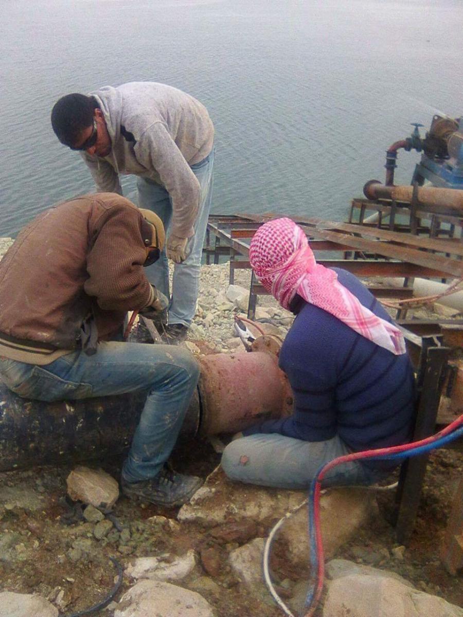 photo of crew working on extending pump rails and pipes at the Sofya pumping station